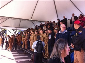 Desfile cívico-militar reúne cinco mil pessoas em Maringá